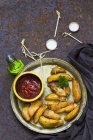 Смажені картопляні клини з кетчупом — стокове фото