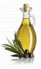 Графин из оливкового масла и черных оливок — стоковое фото