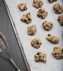 Unbaked chocolate chip cookies — Stock Photo