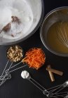 Ingredientes para magdalenas de zanahoria - foto de stock