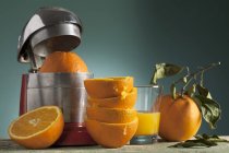 Вичавлення свіжого апельсинового соку — стокове фото