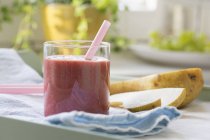 Strawberry and pear smoothie — Stock Photo