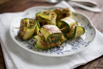 Zucchini-Brötchen mit Fleisch — Stockfoto