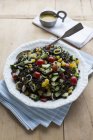 Салат из чечевицы с кабачком — стоковое фото