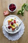 Quark de frutas com hortelã em tigela branca sobre guardanapo — Fotografia de Stock