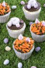 Cupcakes de Páscoa na superfície da grama — Fotografia de Stock