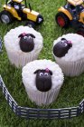 Easter lamb cupcakes — Stock Photo