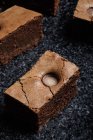 Servir brownies de chocolate y caramelo - foto de stock