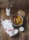 Підвищений вид на гарбуз і картопляний суп з сосисками і хлібом — стокове фото
