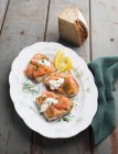 Tranches de pain garnies de saumon — Photo de stock