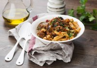 Gemelli паста з соусом баранини і баклажанів — стокове фото