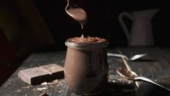 Банка шоколадного пудинга — стоковое фото