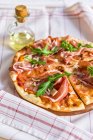 Prosciutto di Parma e pizza rucola — Foto stock