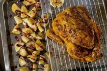Roast chicken with potatoes — Stock Photo