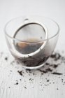 Ситечко для чая с черным чаем — стоковое фото