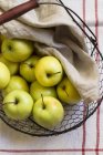 Grüne Äpfel im Drahtkorb — Stockfoto