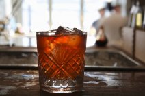 Cocktail rouge en verre — Photo de stock