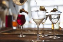 Divers cocktails sur le bar — Photo de stock