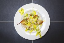 Грушевый салат с голубым сыром — стоковое фото