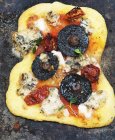 Pizza con champiñones y queso azul - foto de stock