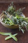 Piselli verdi e mazzetto di erbe — Foto stock