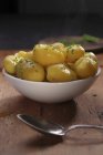 Cottura a vapore di patate nuove in ciotola — Foto stock