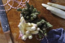 Faisceaux d'asperges vertes et blanches — Photo de stock
