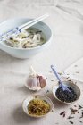 Sopa de fideos y semillas de sésamo - foto de stock