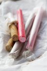 Vue rapprochée de divers bâtonnets de sorbet sur papier — Photo de stock