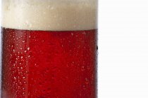 Birra scura in un bicchiere — Foto stock