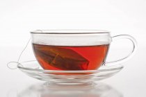 Чай з чайним пакетом у скляній чашці — стокове фото