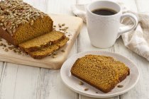 Гарбузовий хліб і кава — стокове фото