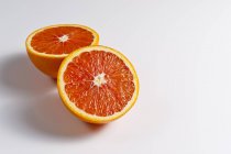 Arancio succoso dimezzato — Foto stock