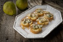 Crostini topped with pears — Stock Photo