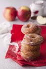 Стопка яблочных пончиков — стоковое фото
