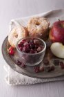 Яблочные пончики с сахаром — стоковое фото