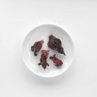 Fiori di ibisco secchi e malva su un piatto — Foto stock