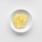 Primo piano vista dall'alto della marmellata di limone sul piatto bianco — Foto stock