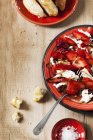 Erdbeer-Mozzarella-Salat mit Balsamico-Sahne — Stockfoto