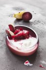 Яблочный йогурт на серой поверхности — стоковое фото