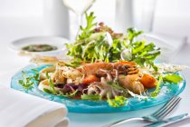 Салат из морепродуктов с кальмарами и креветками — стоковое фото
