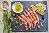 Креветки с гималайской солью и оливками — стоковое фото