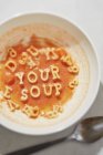Sopa de tomate con pasta de alfabeto - foto de stock