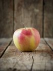 Свіже червоне і жовте яблуко — стокове фото