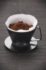 Vista ravvicinata di una tazza di plastica con carta da filtro e polvere di caffè — Foto stock