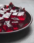 Cubi di gelatina rossa sul piatto — Foto stock
