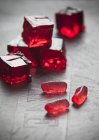Красные кубики желе и конфеты — стоковое фото