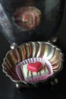 Vista close-up de praline decorado com coração em prato de prata — Fotografia de Stock