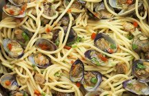 Spaghetti Vongole mit Meeresfrüchten — Stockfoto
