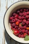 Fresas y frambuesas frescas - foto de stock